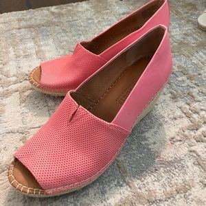 Cute pink summery shoes. Size 9